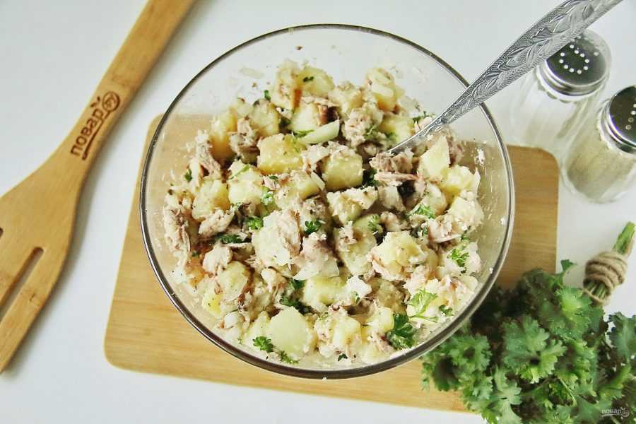 Салат с рыбными консервами - простые и вкусные рецепты