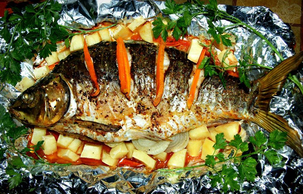 Карп запеченный в духовке, вкуснее не бывает: рецепты, фото, видео