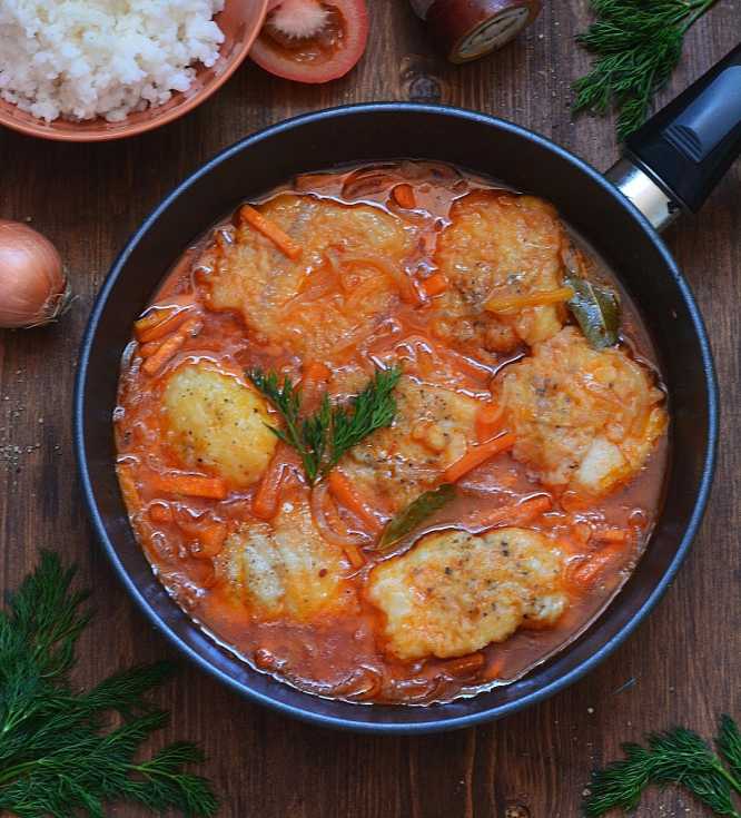Пикша тушёная с морковью и луком:как приготовить в духовке и сковороде
