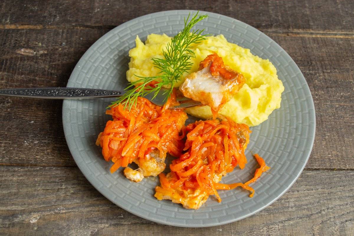 Минтай под овощным маринадом из моркови и лука