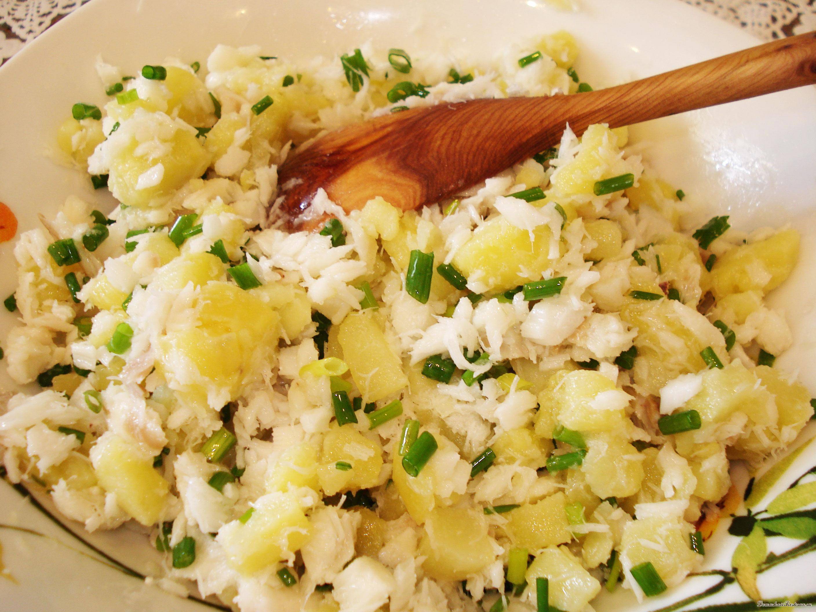 Салат рыбный с картошкой из отварной рыбы. Рыбный салат. Салат картофельный с рыбой. Салат рыба картошка лук. Салат с рыбой и картошкой.