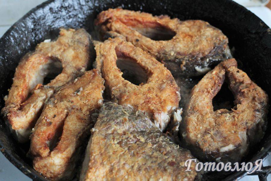 Сазан жареный на сковороде с хрустящей корочкой