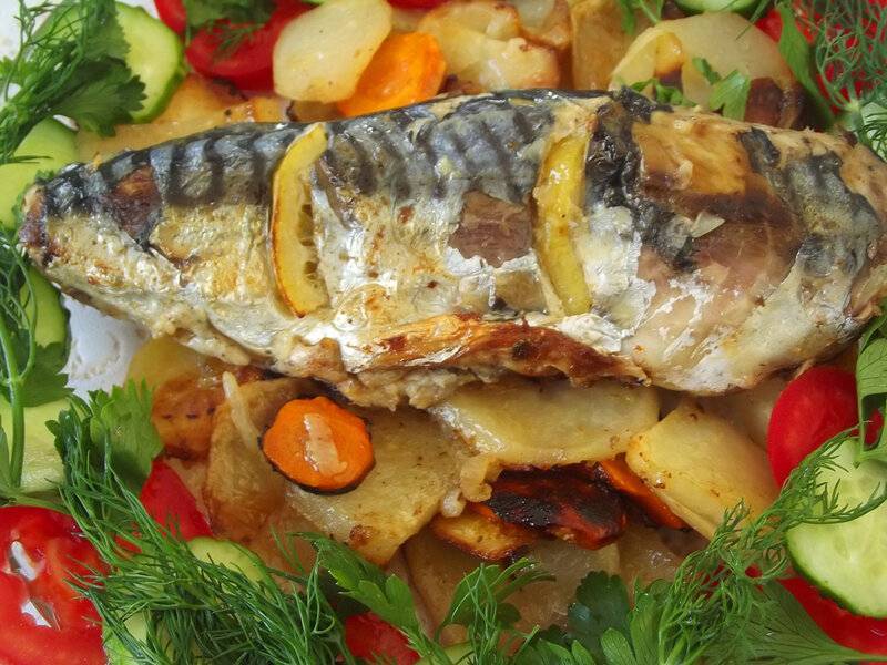 Печеная рыба. Рыба скумбрия запеченная. Скумбрия в духовке с овощами и картофелем. Скумбрия запеченная в духовке. Рыба с овощами в духовке.