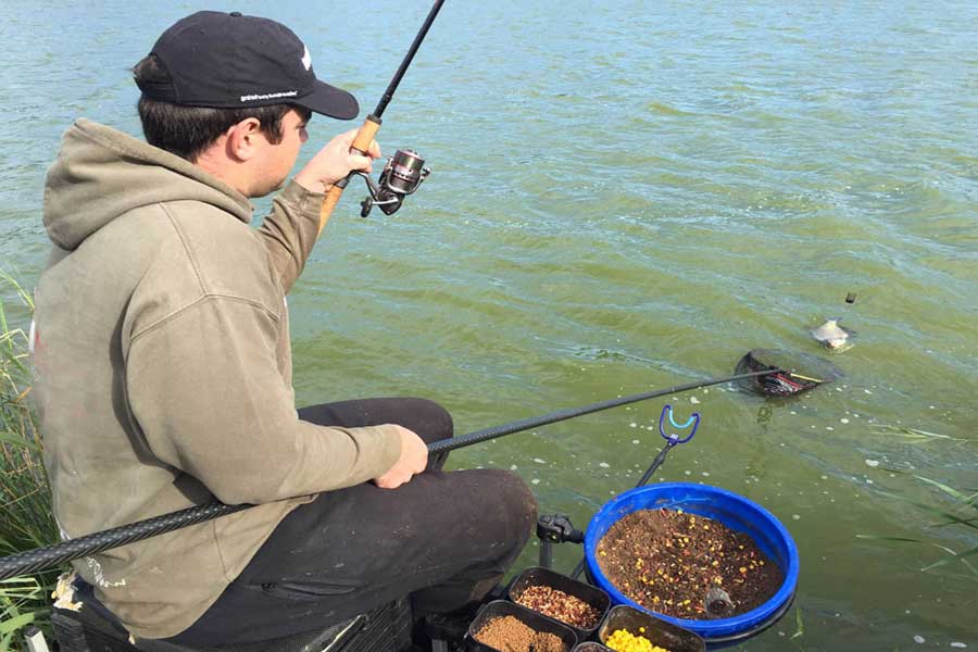 Ловля на фидер осенью: нюансы рыбалки, наживка и прикормка осенью на фидер