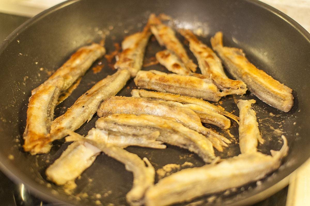 Хозяйкам на заметку: 5 рецептов как быстро и вкусно пожарить мелкую корюшку на сковороде