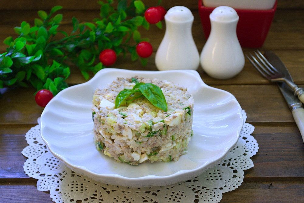 Рыбный салат из консервов с картошкой: рецепты (классический, слоеный)