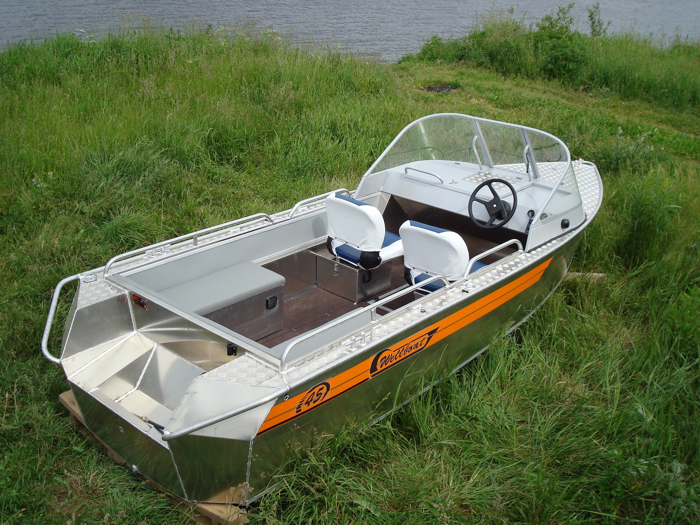 Wellboat-37 next — алюминиевая моторная лодка