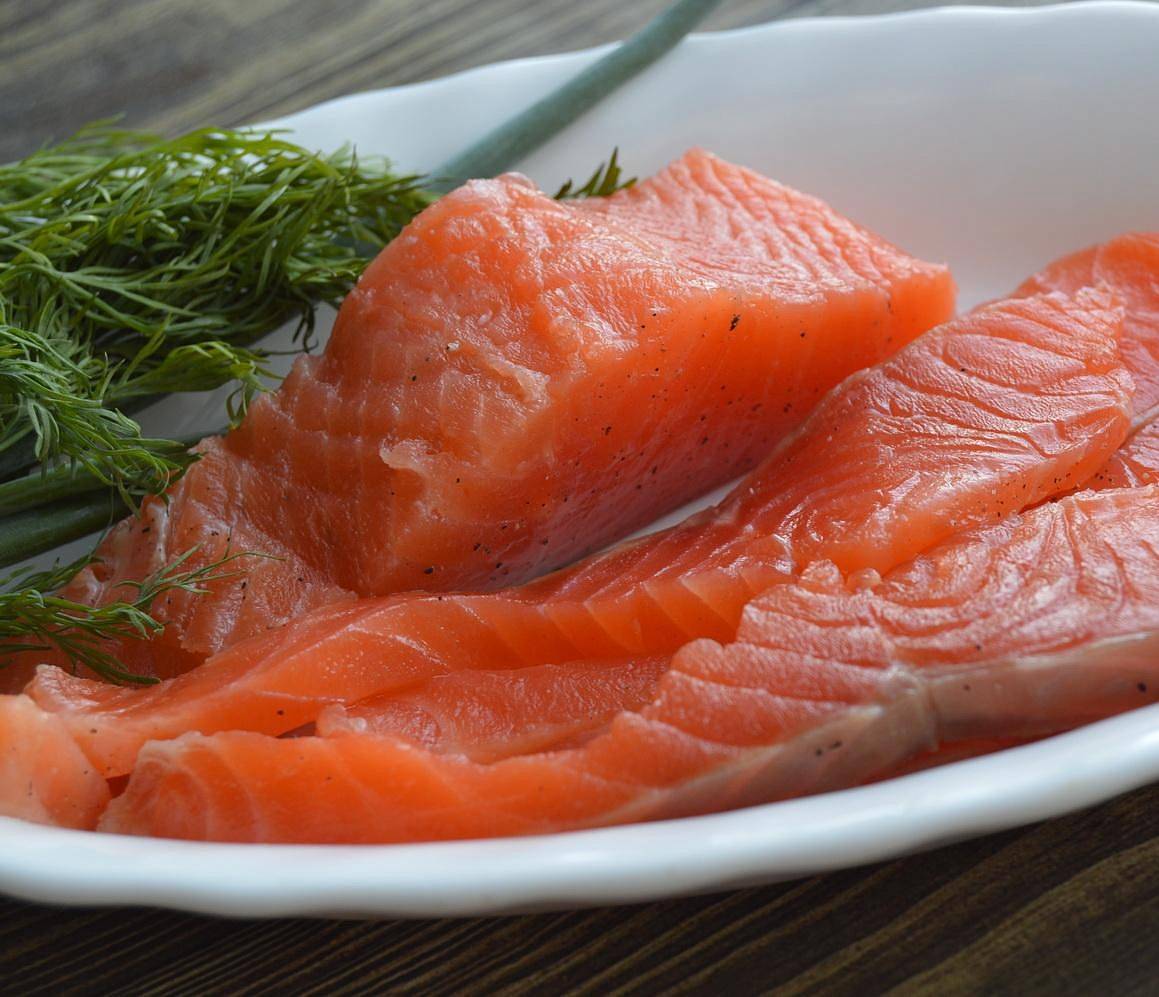 Как правильно солить дома красную рыбу: рецепт сухого и влажного посола