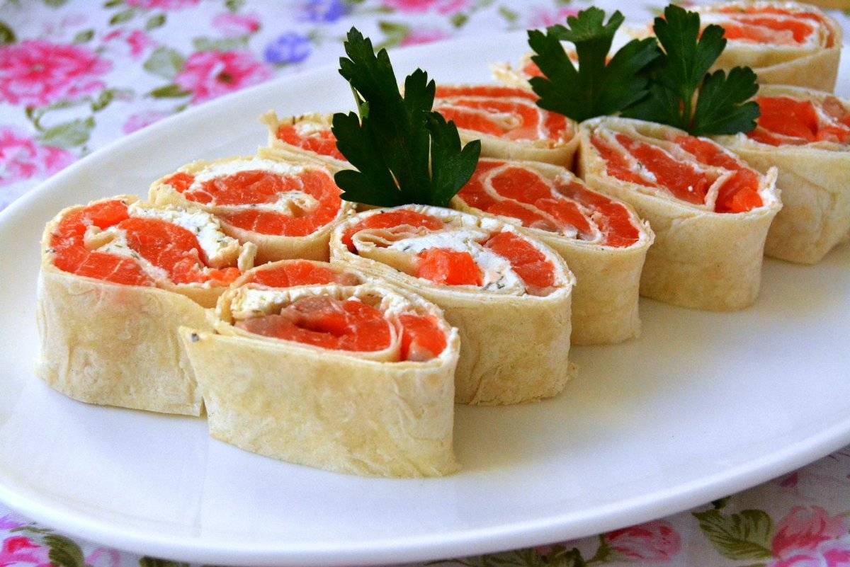 Рулетики из лаваша с красной рыбой — 5 пошаговых рецептов
