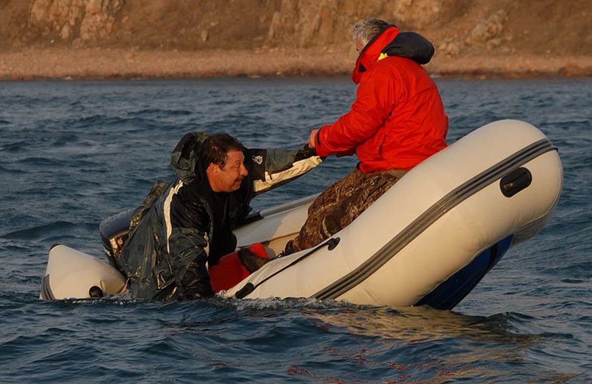 Летняя рыбалка с лодки: правила безопасности для рыболовов