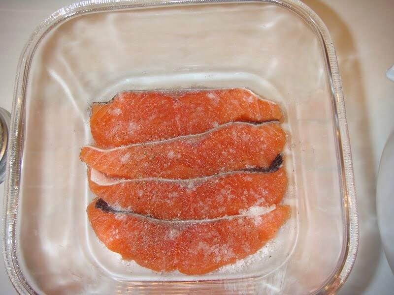 Как правильно солить красную рыбу в домашних условиях сухим способом и в рассоле, целиком и кусочками: рецепты с фото. как выбрать красную рыбу для засолки?