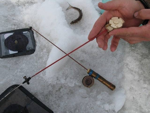 Как сделать разные типы удочек из подручных материалов своими руками для зимней рыбалки