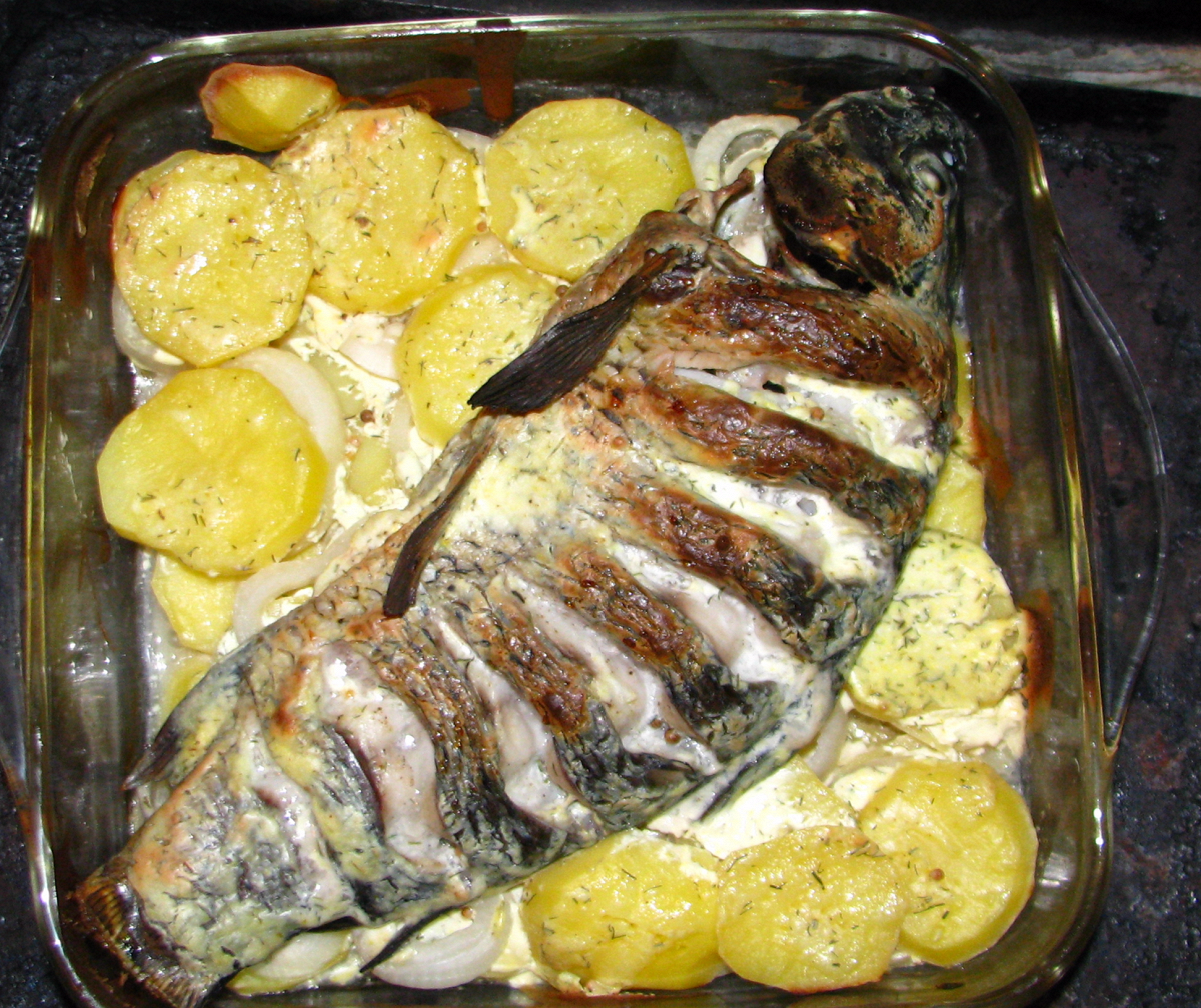 Карась, запеченный в духовке: как приготовить, рецепты с майонезом и чесноком, сколько готовить