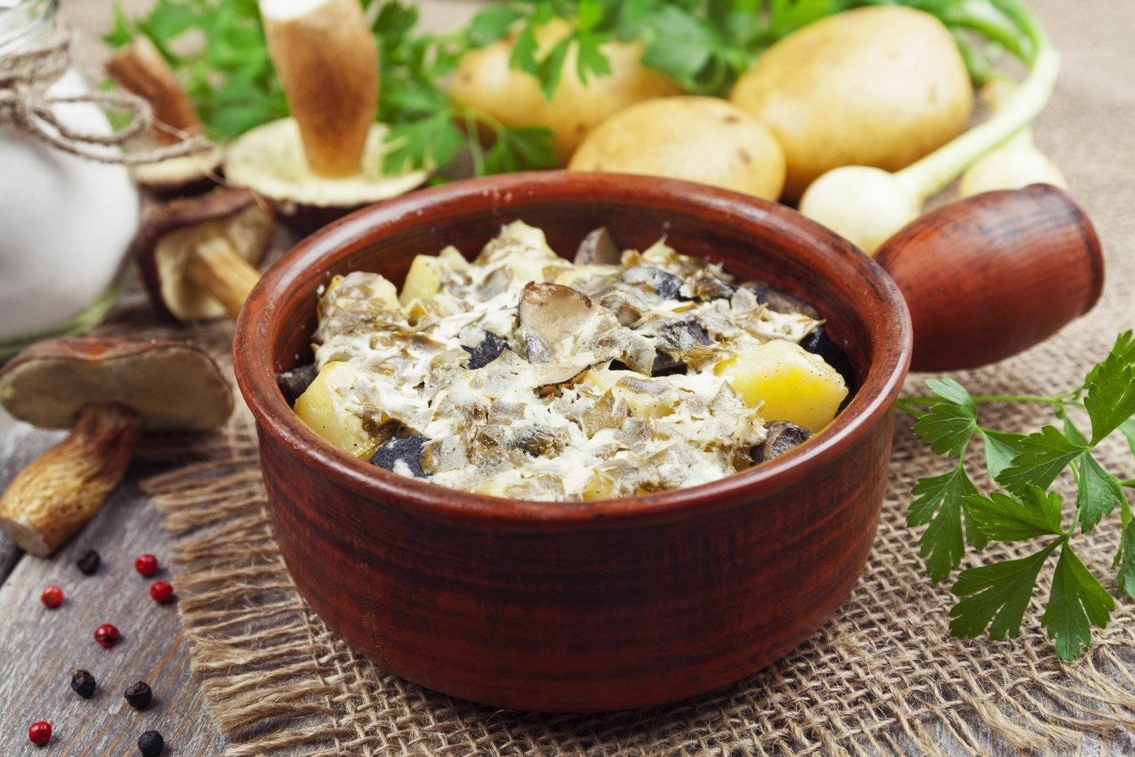 Рыба, запеченная с картофелем — как приготовить по-русски, в горшочке с картошкой