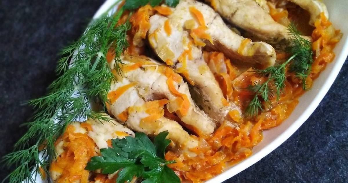 Щука, тушенная с морковью и луком