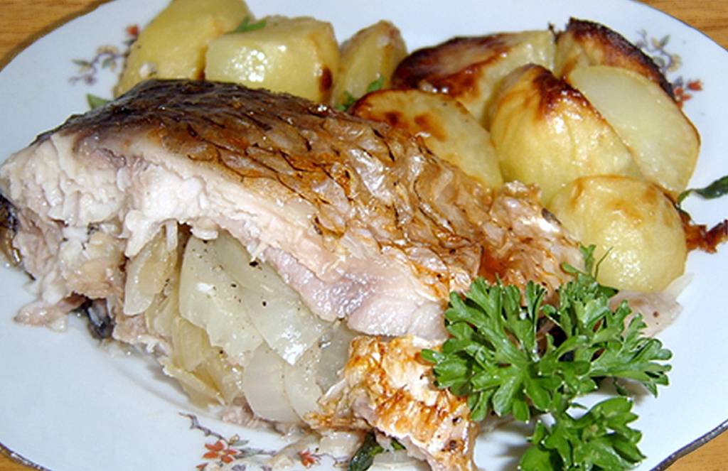 Сазан в духовке: вкусные рецепты приготовления, целиком и кусочками