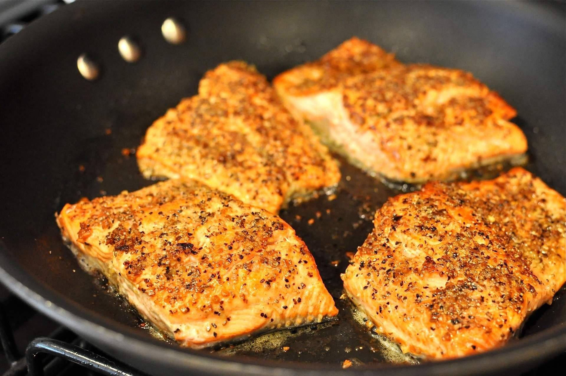 Жареный карась на сковороде – 6 простых и вкусных рецептов