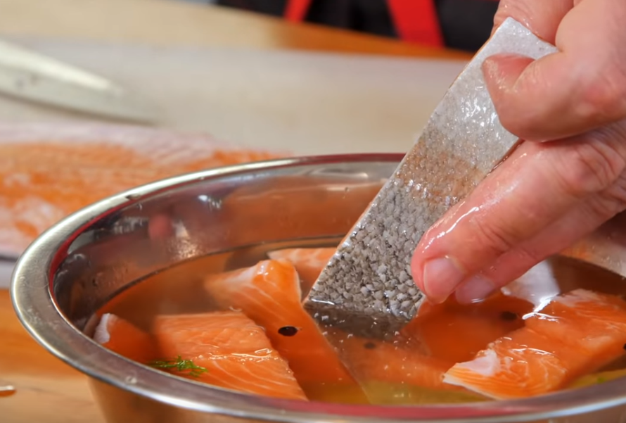 Как посолить форель дома с солью и сахаром. секреты и рекомендации