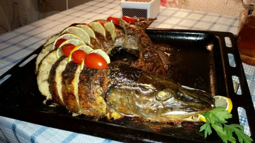 Щука, запеченная в духовке целиком (в фольге)