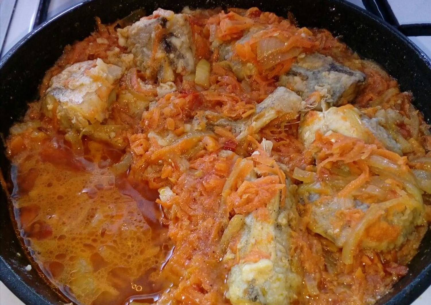 Как тушить рыбу на сковородке
