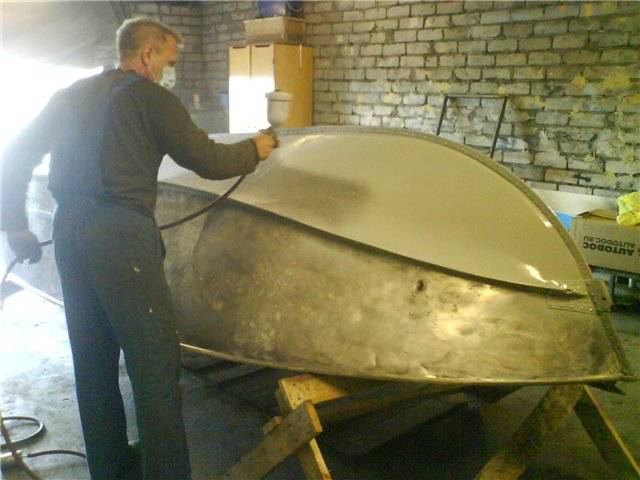Можно ли красить днище лодки обычной краской или нужна специальная необрастайка