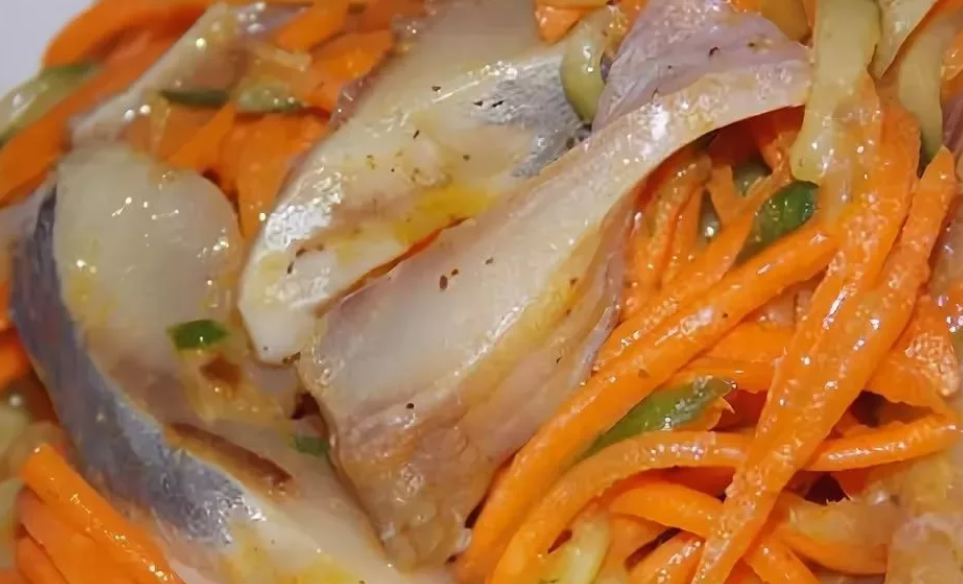 Домашнее хе из рыбы. Сельдь Хе по-корейски. Скумбрия Хе. Хе из селёдки по-корейски с морковью и луком. Корейская морковка с рыбой.