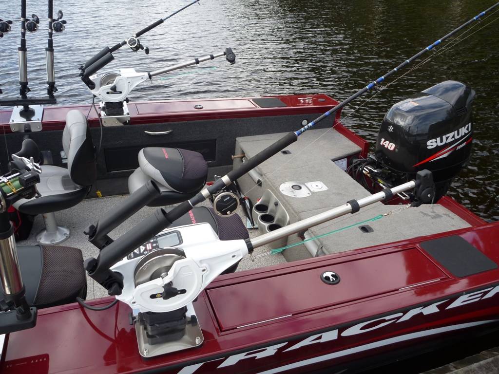 Оборудование лодки для троллинговой рыбалки