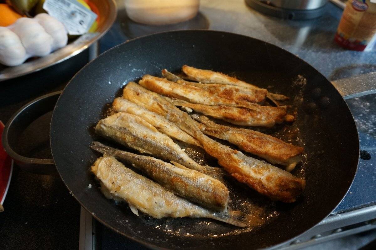 Как пожарить рыбу на сковороде с мукой?