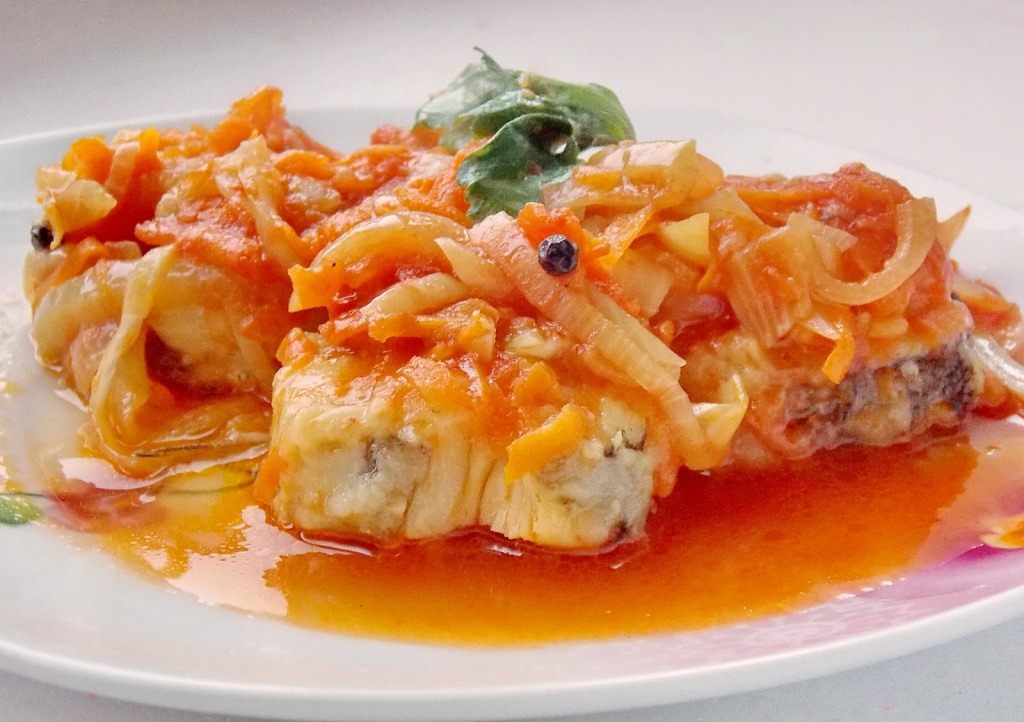 Тушеная рыба с морковью и луком. рецепты на каждый день :: syl.ru