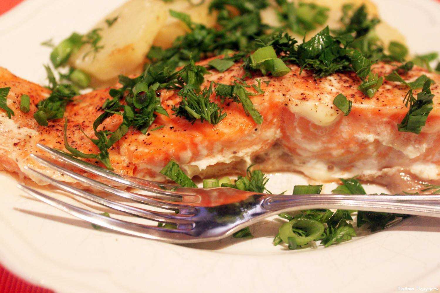 Форель в духовке с картошкой