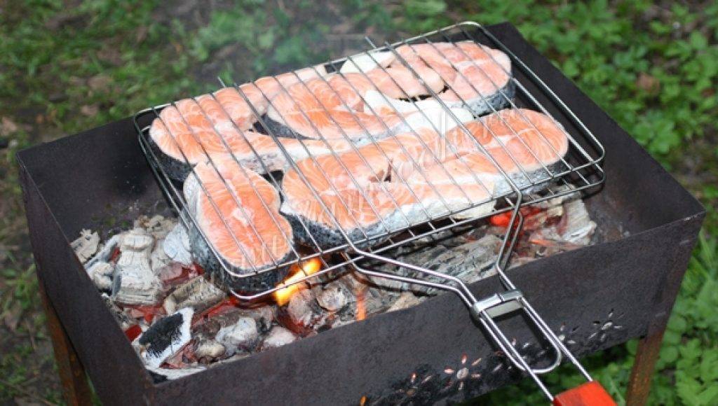 Форель на мангале, как приготовить шашлык на решетке или на углях: излагаем главное