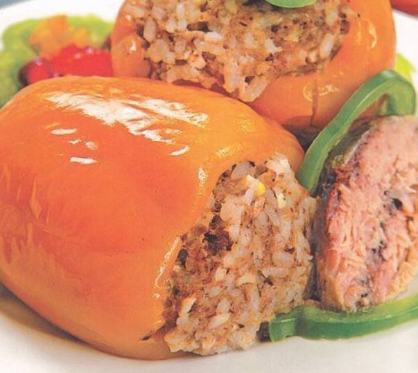 Перцы, фаршированные мясом и рисом в томатно-сметанном соусе