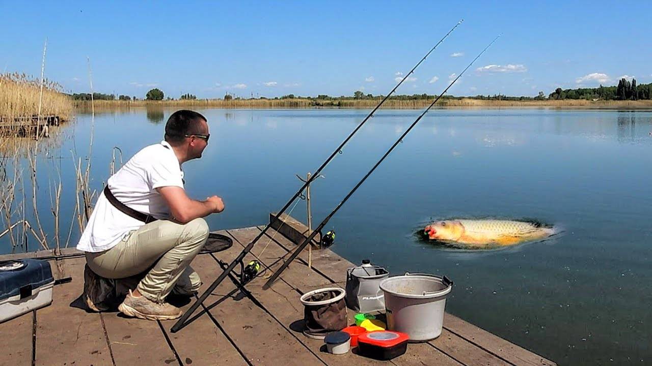 Рыболовные снасти на реке