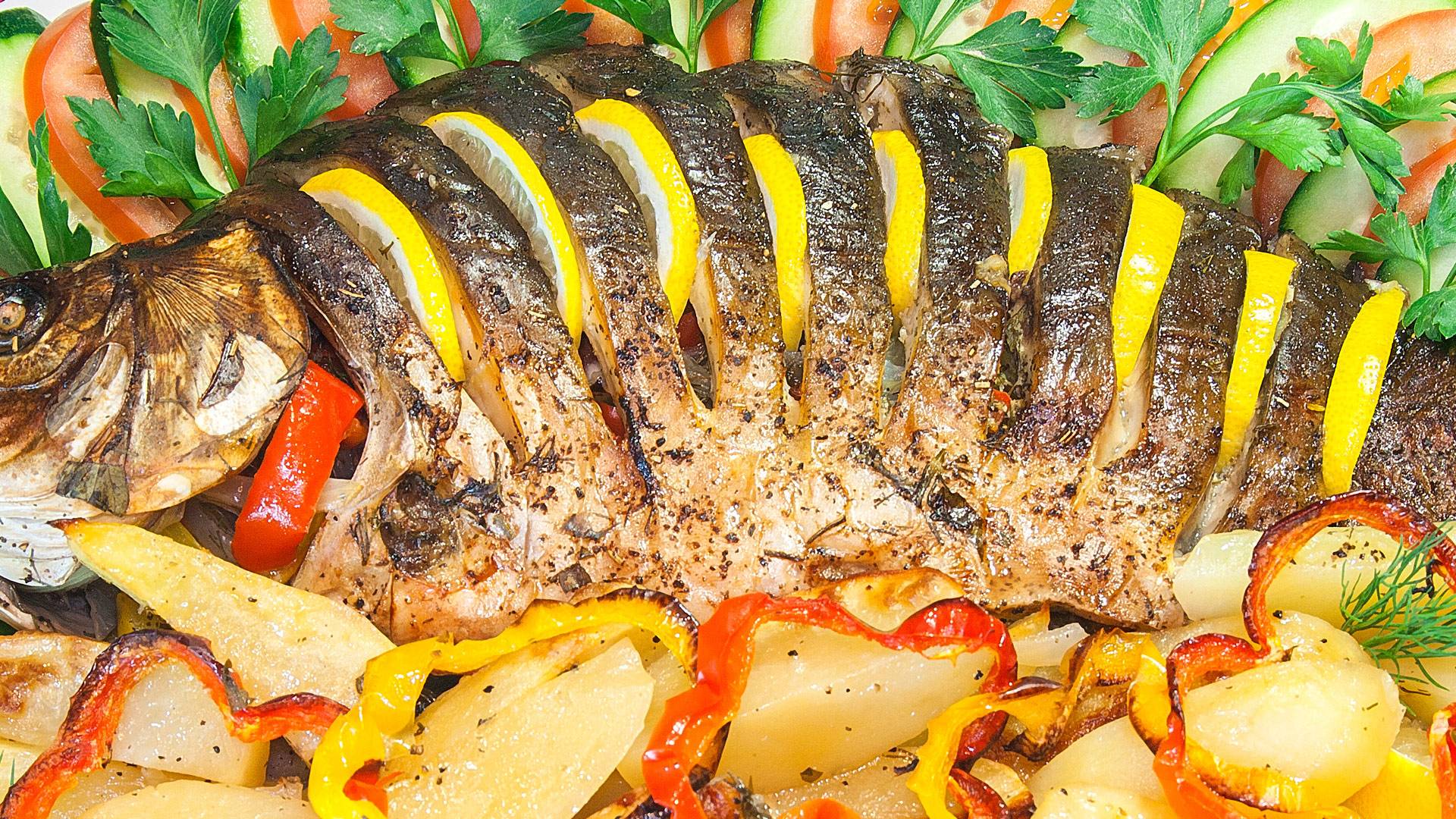Карп в духовке целиком с овощами и лимоном | 3 рецепта