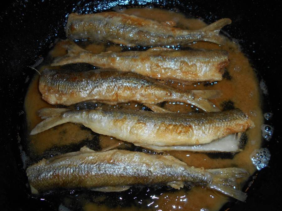 Жареная корюшка на сковороде