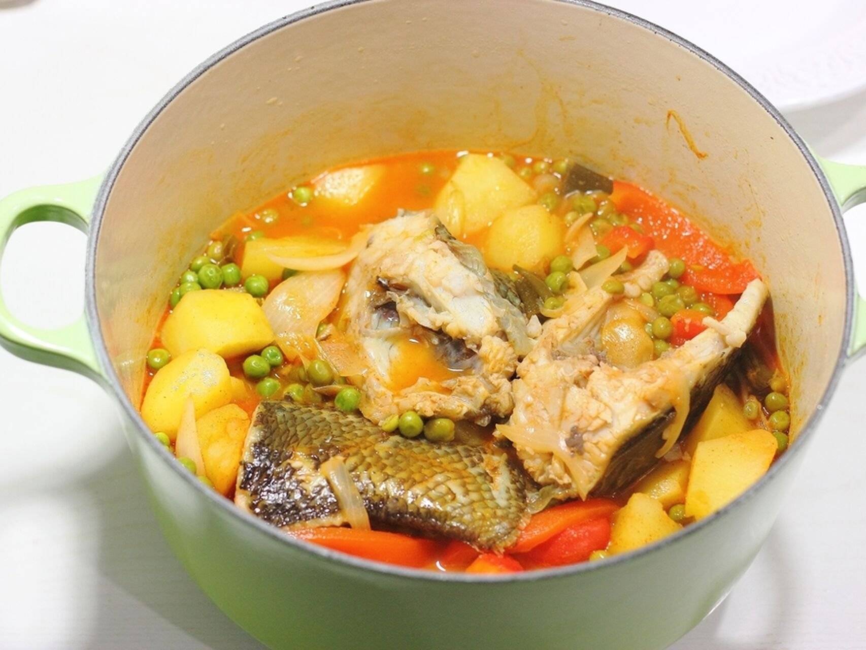 Рыба с овощами на сковороде рецепты. Рыба тушеная с овощами. Рыба тушёная с овощами на сковороде. Рыба, тушеная с овощами в соусе. Припускание рыбы.
