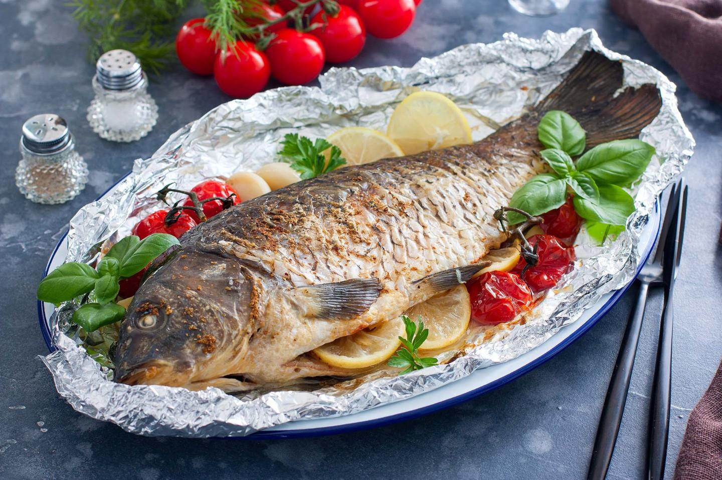 Карп, запеченный в духовке: рецепты вкуснее не бывает