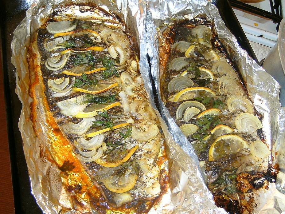 Карп в духовке целиком с овощами и лимоном | 3 рецепта