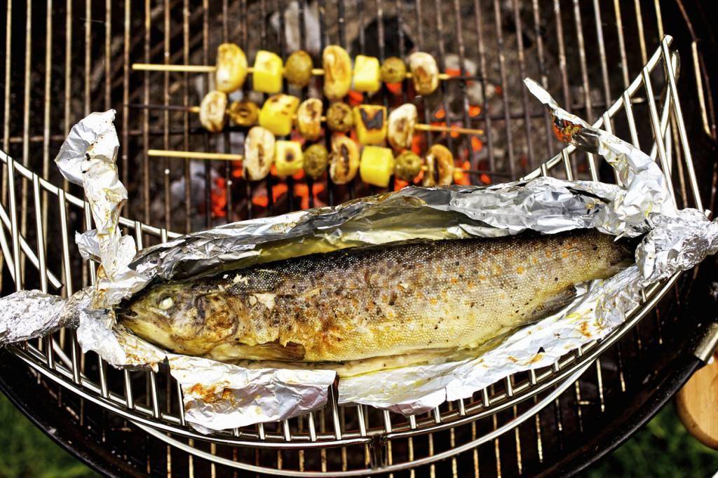 Как готовить рыбу на углях, гриле и костре — секреты от шеф- поваров