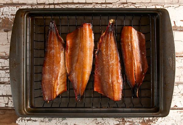Как коптить рыбу в коптильне горячего копчения?