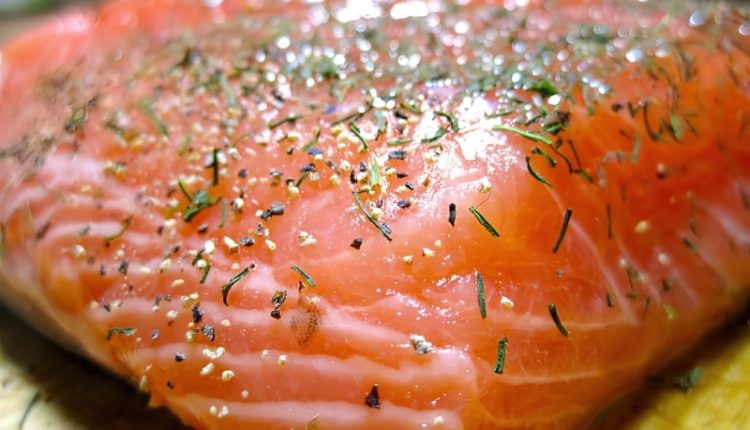 Как засолить вкусную горбушу дома – 10 быстрых рецептов (рыба получается как семга)