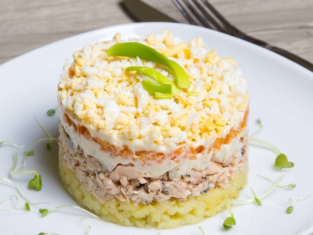 Салат мимоза с консервами — 8 классических рецептов